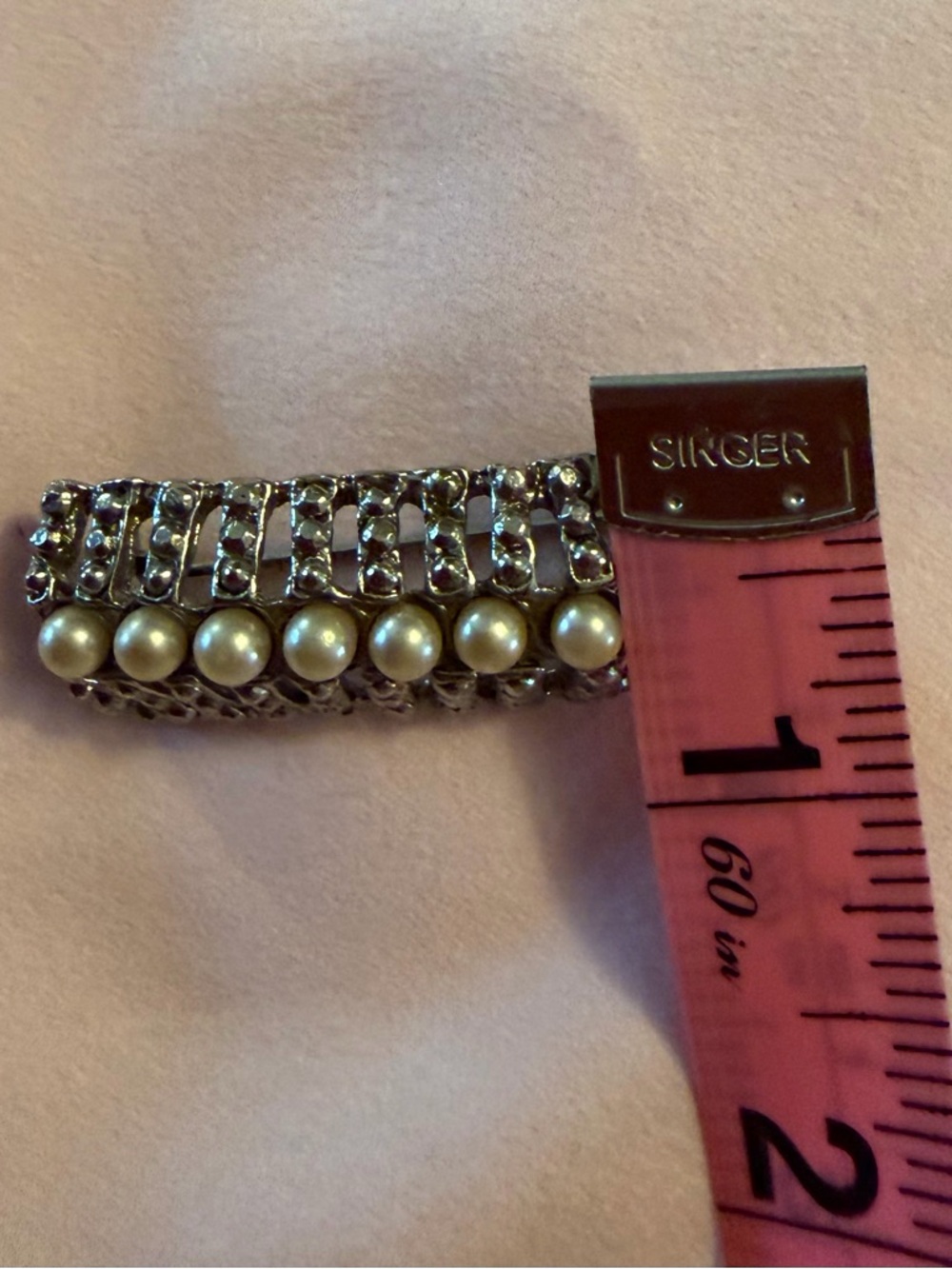Source Unknown Pearl and Rhinestone Brooch in Cream and Silver - Picture 4 of 4